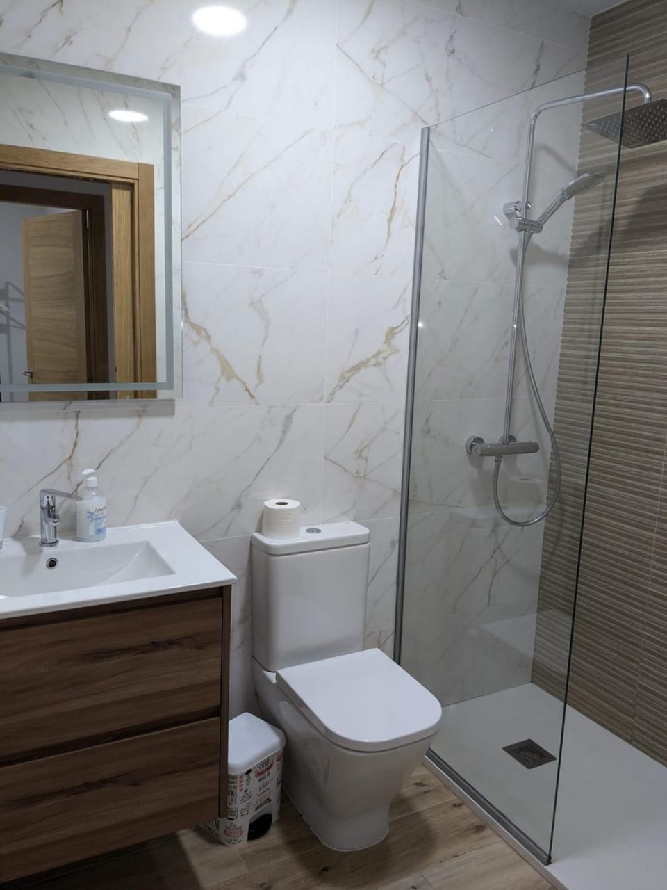 Shower, Toilet, Bathroom, towels