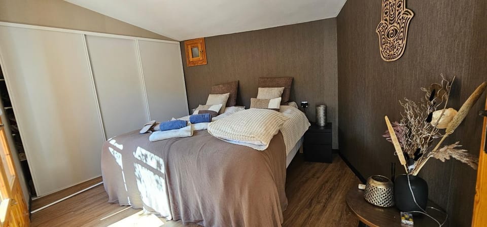 Bedroom, towels
