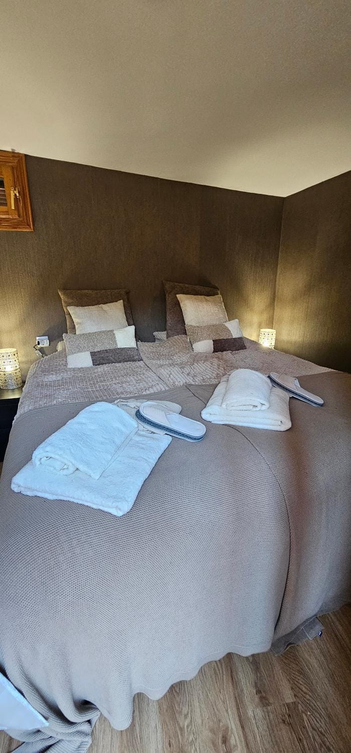 Bedroom, towels