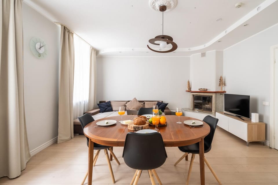 TV and multimedia, Living room, Seating area, Dining area