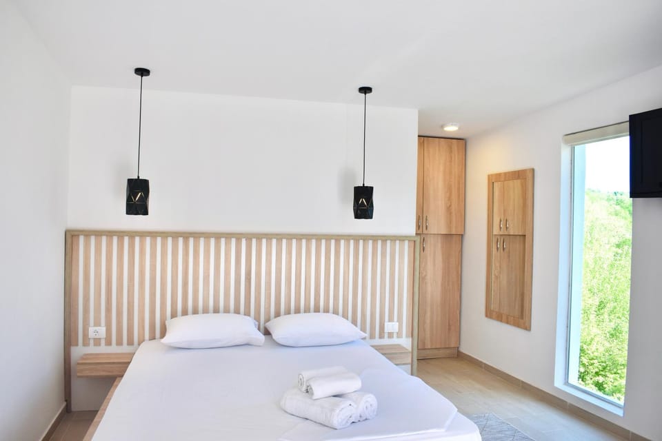 Bed, TV and multimedia, Photo of the whole room, Bedroom, towels, wardrobe