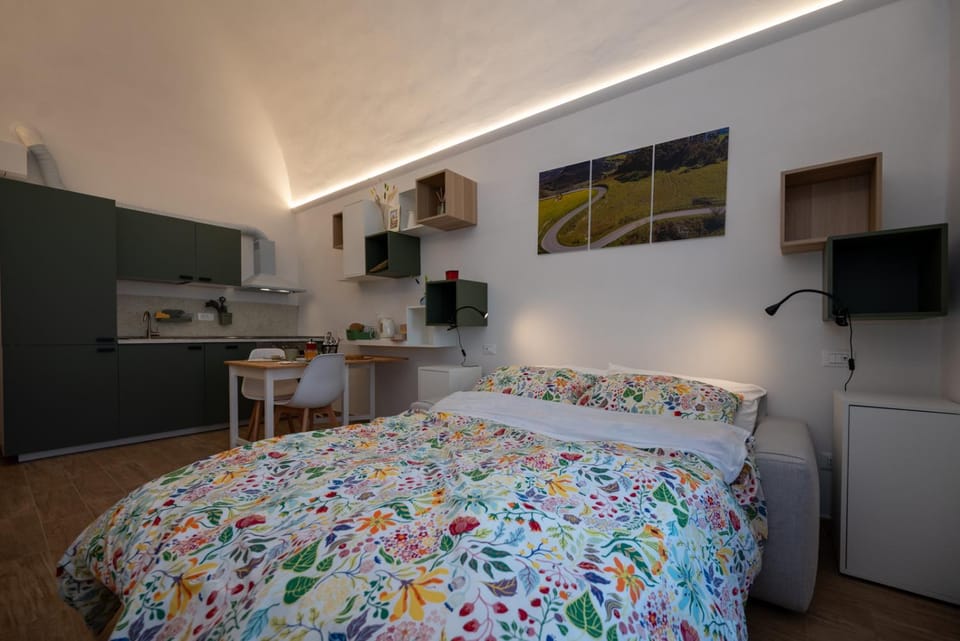 Bed, Kitchen or kitchenette, Dining area