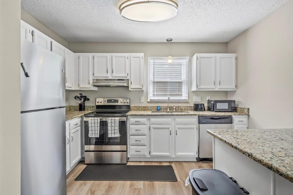 Kitchen or kitchenette, dishwasher, minibar, oven, stove, toaster