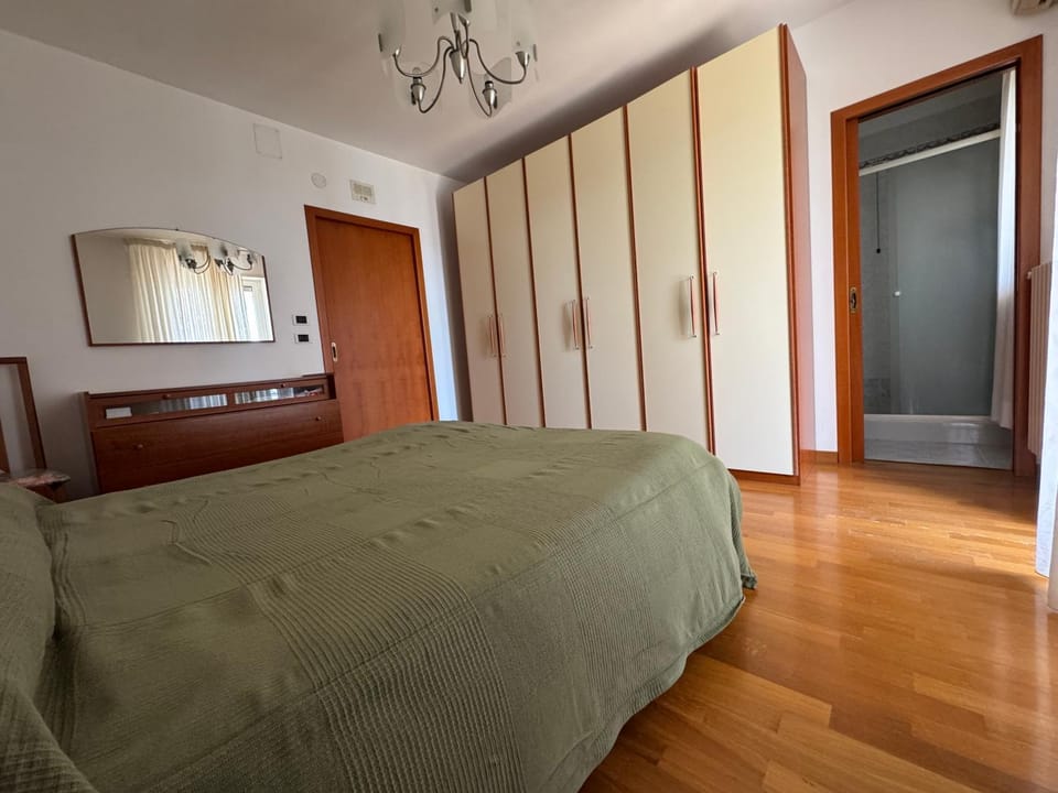 Bed, Photo of the whole room, wardrobe