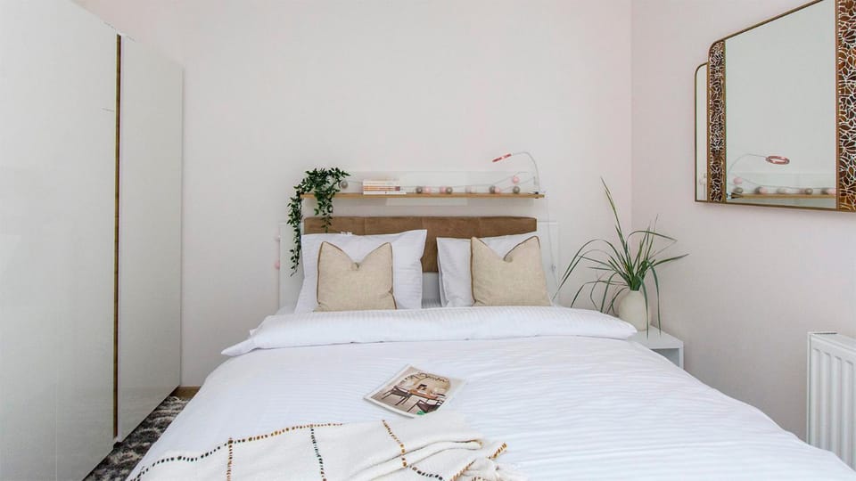 Bed, Photo of the whole room, Decorative detail, Bedroom