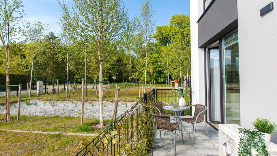 Property building, Patio, Spring, Day, Natural landscape, Garden, Balcony/Terrace, Garden view