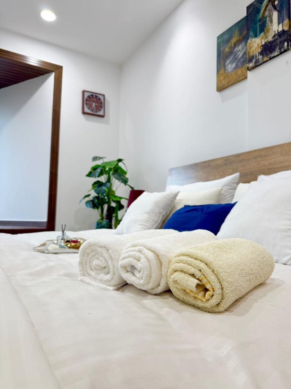 Bed, Bedroom, towels