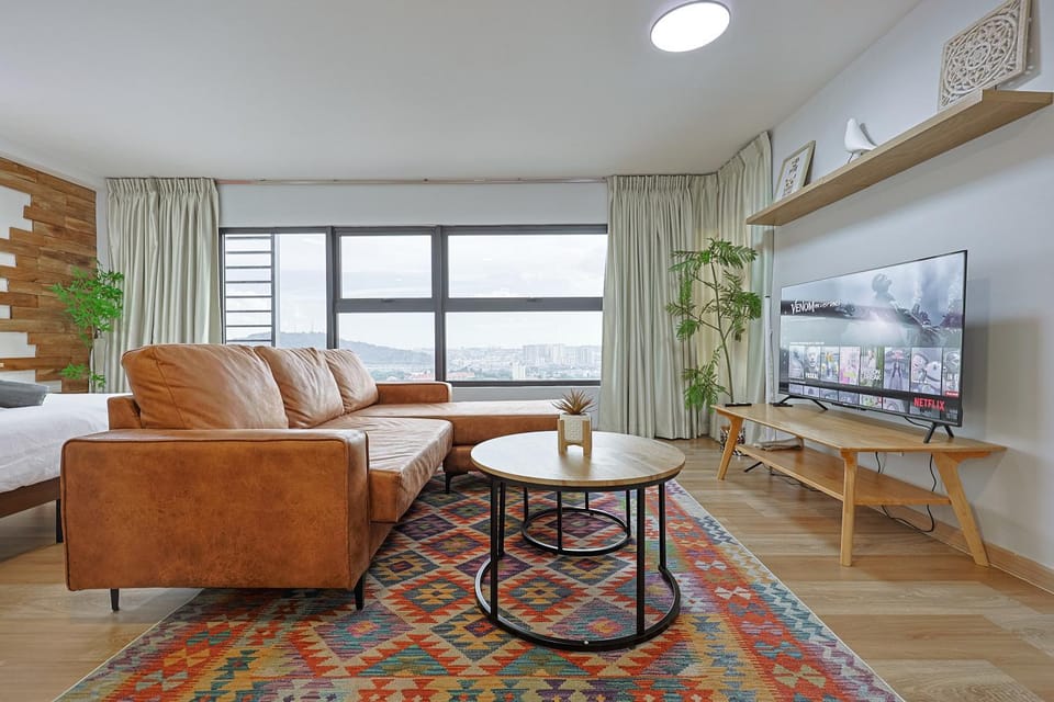 Communal lounge/ TV room, Bed, TV and multimedia, Living room, Photo of the whole room, Seating area, Dining area, Evening entertainment, Bedroom