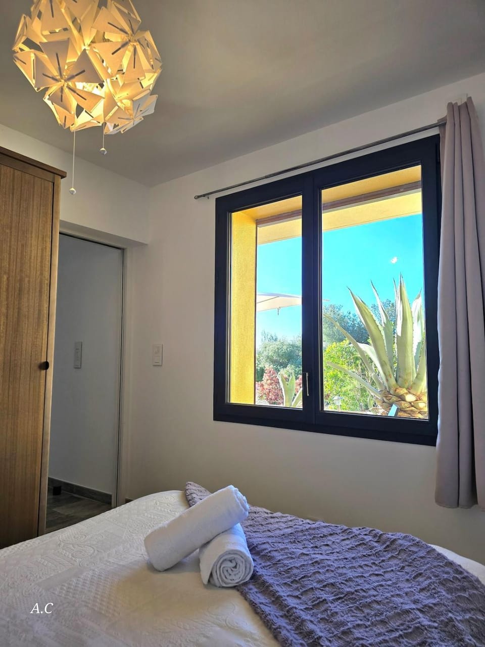 Bed, Natural landscape, Photo of the whole room, Bedroom