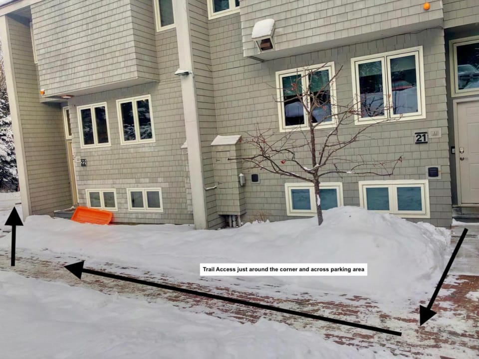 R21 Completely renovated Bretton Woods condo AC unbeatable Ski-in Ski-out location Fast wifi House in Carroll