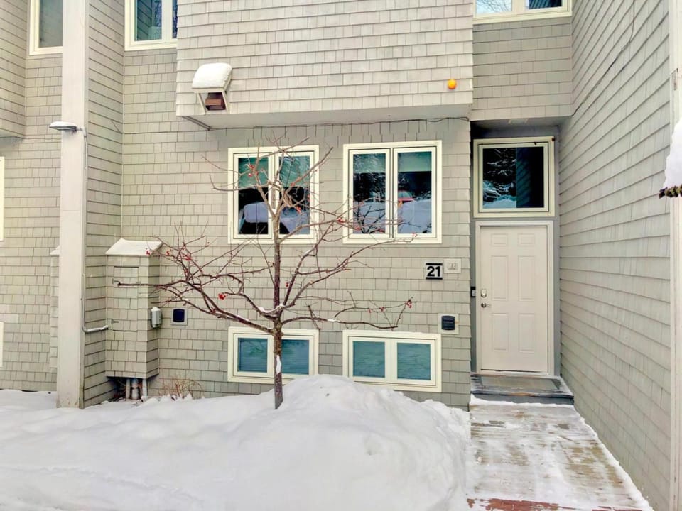 R21 Completely renovated Bretton Woods condo AC unbeatable Ski-in Ski-out location Fast wifi House in Carroll