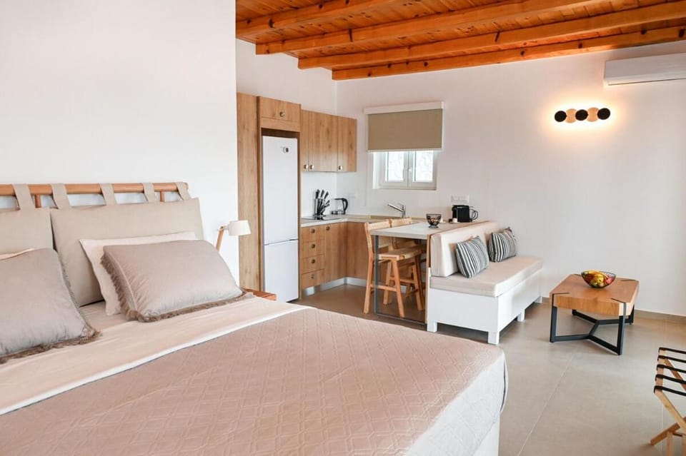 Bed, Coffee/tea facilities, Kitchen or kitchenette, Living room, Photo of the whole room, Bedroom