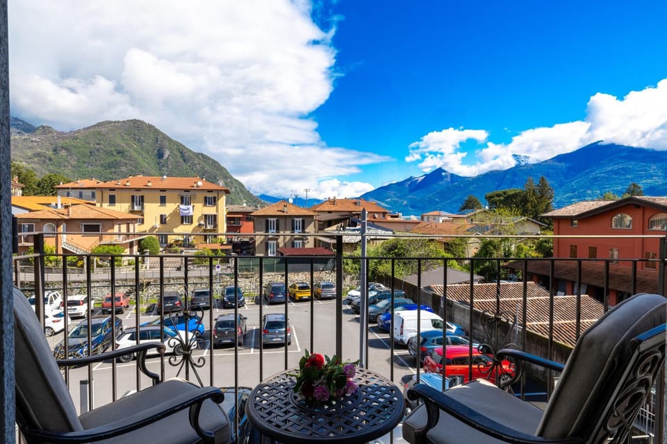 Property building, Nearby landmark, Spring, Day, Neighbourhood, Natural landscape, Mountain view, Location