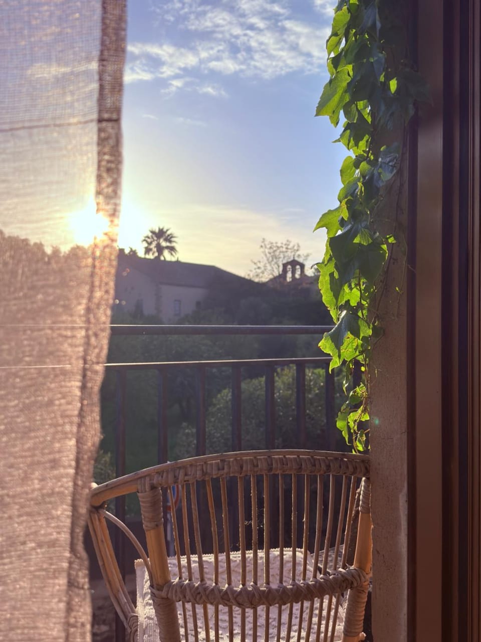 View (from property/room), Balcony/Terrace, City view, Landmark view, Mountain view, Street view, Sunset, Quiet street view