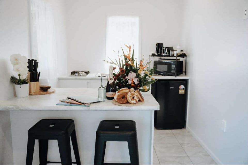 Coffee/tea facilities, Kitchen or kitchenette, stove, toaster