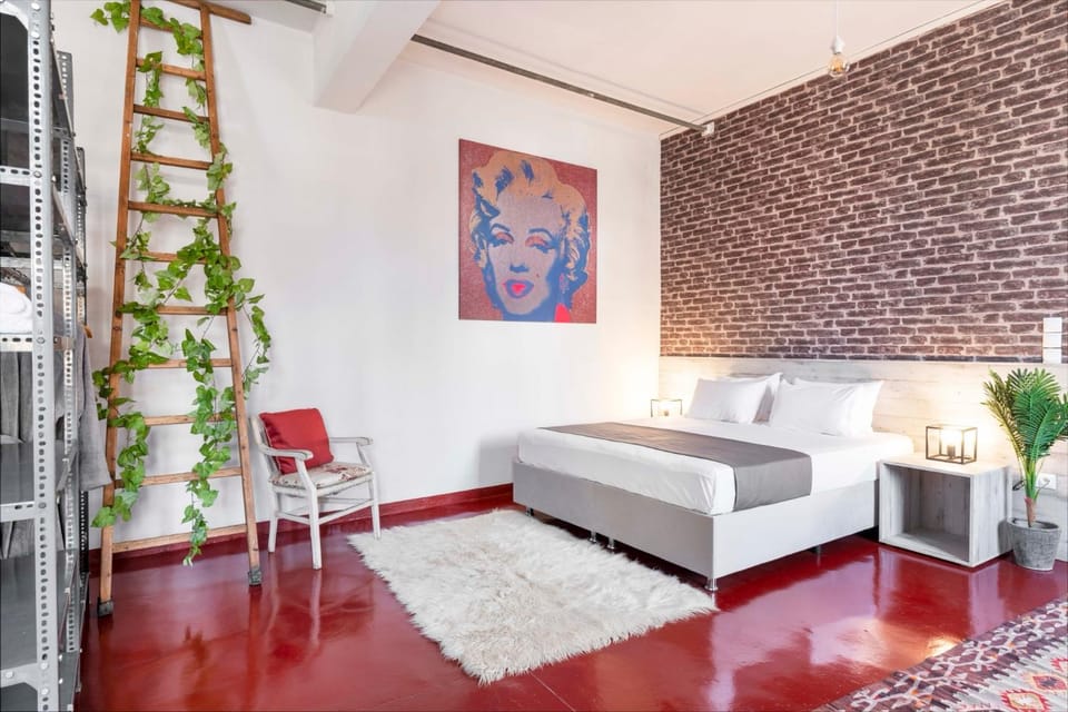 The Industrial Loft - Private Rooftop & Jacuzzi House in Athens