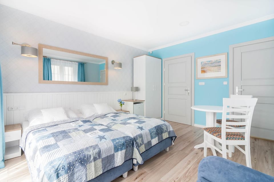 Bed, Photo of the whole room, wardrobe