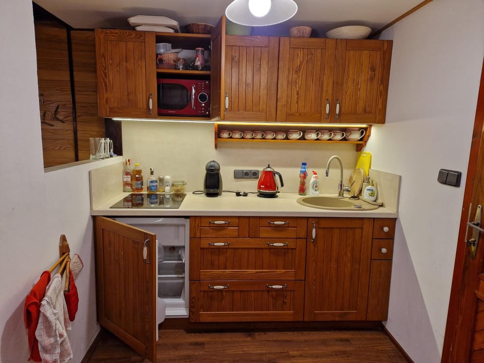 Coffee/tea facilities, Kitchen or kitchenette, microwave, stove