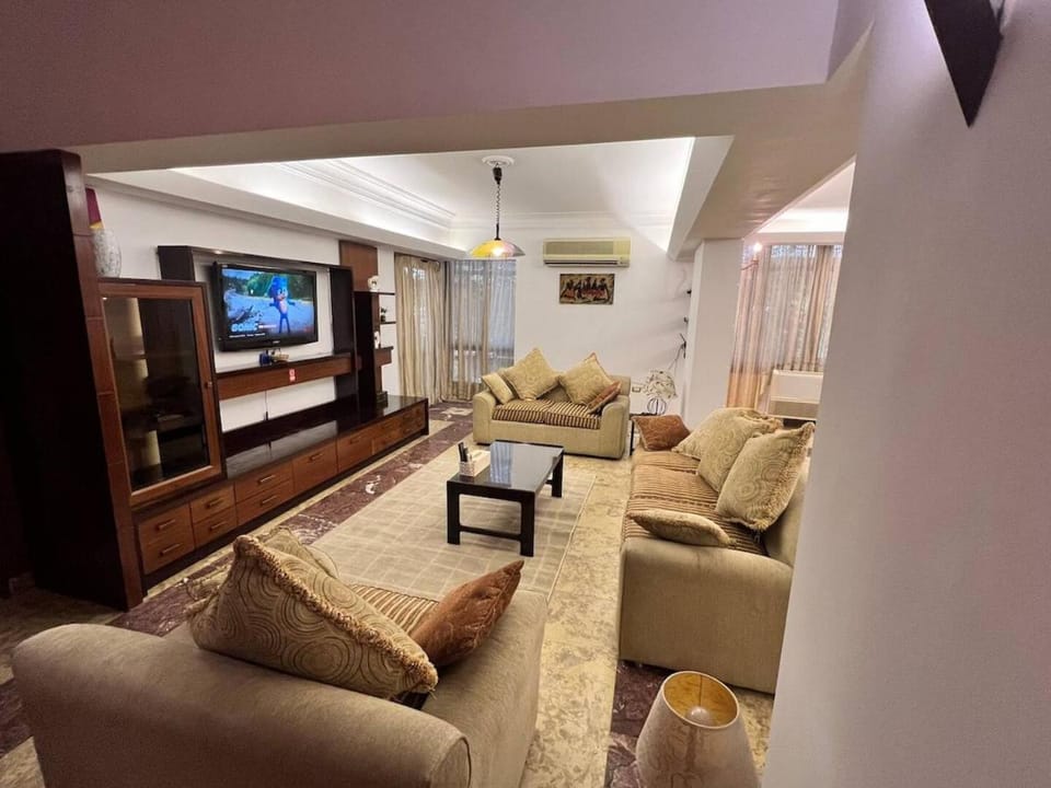 Communal lounge/ TV room, TV and multimedia, Living room, Seating area, Evening entertainment, air conditioner