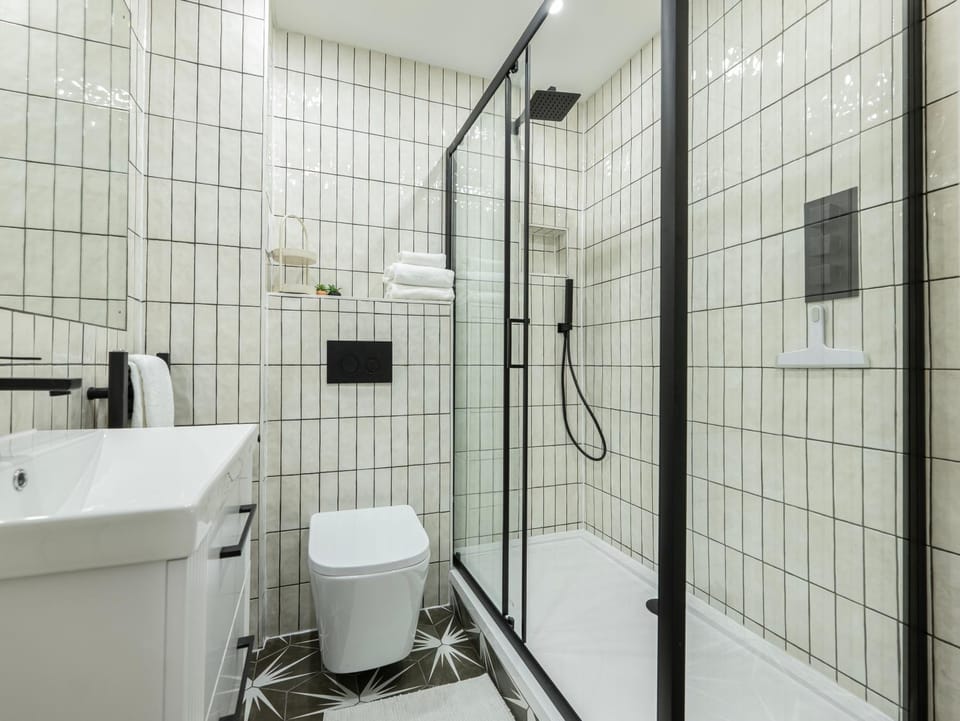 Shower, Toilet, Bathroom, towels