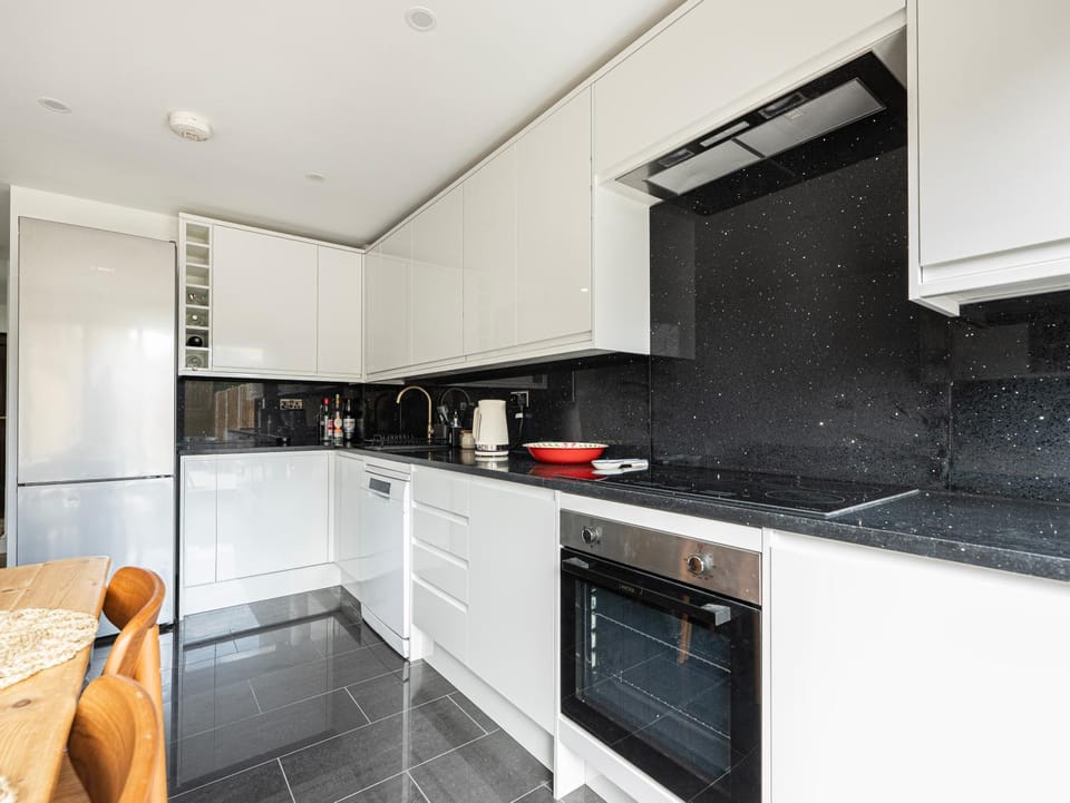 Kitchen or kitchenette, dishwasher, oven