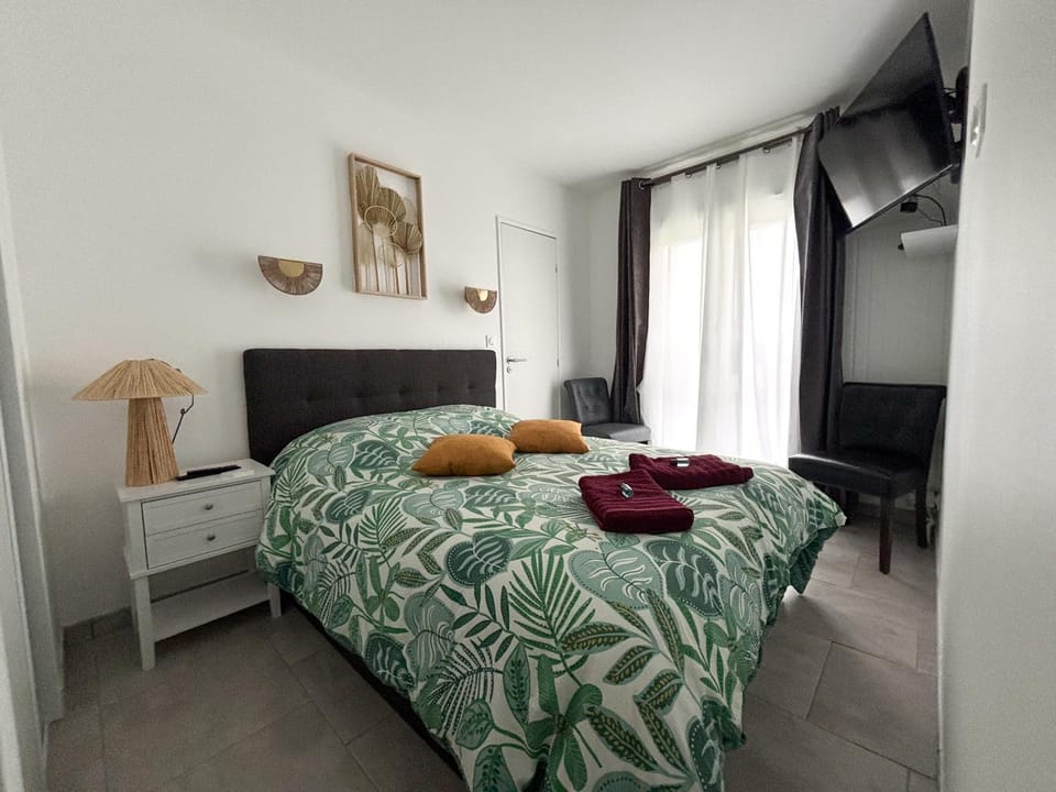 Bed, TV and multimedia, Photo of the whole room, Bedroom, wardrobe