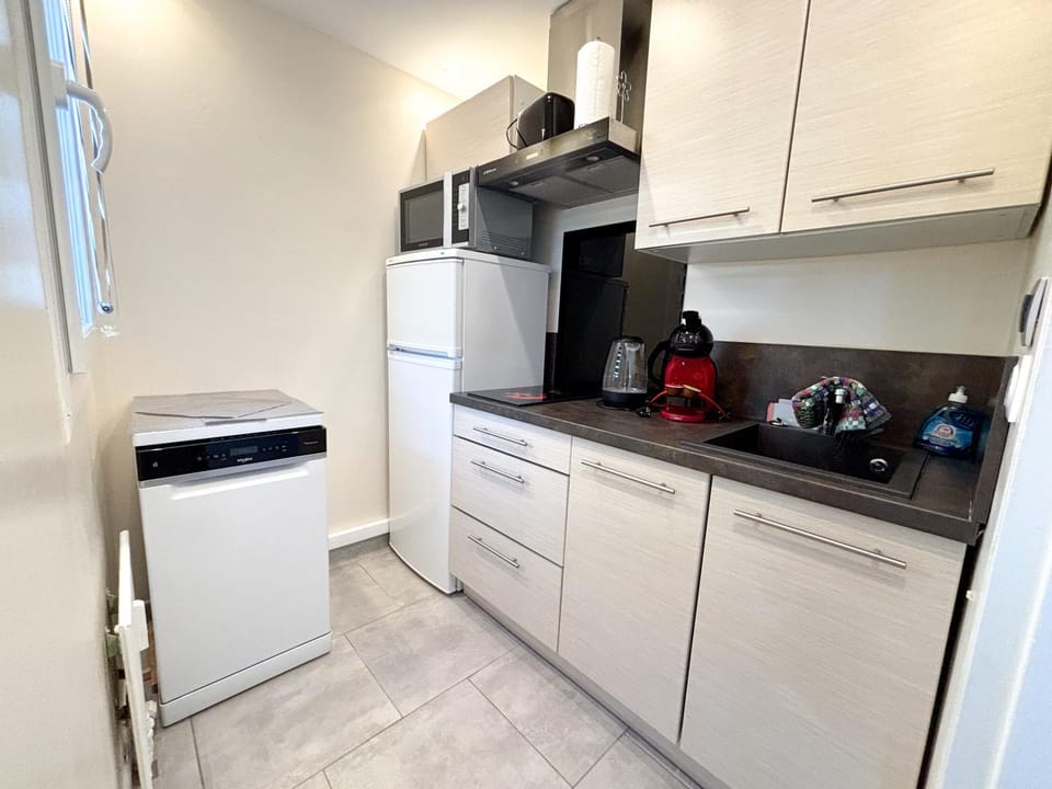 Coffee/tea facilities, Kitchen or kitchenette, dishwasher, microwave, stove, kitchen