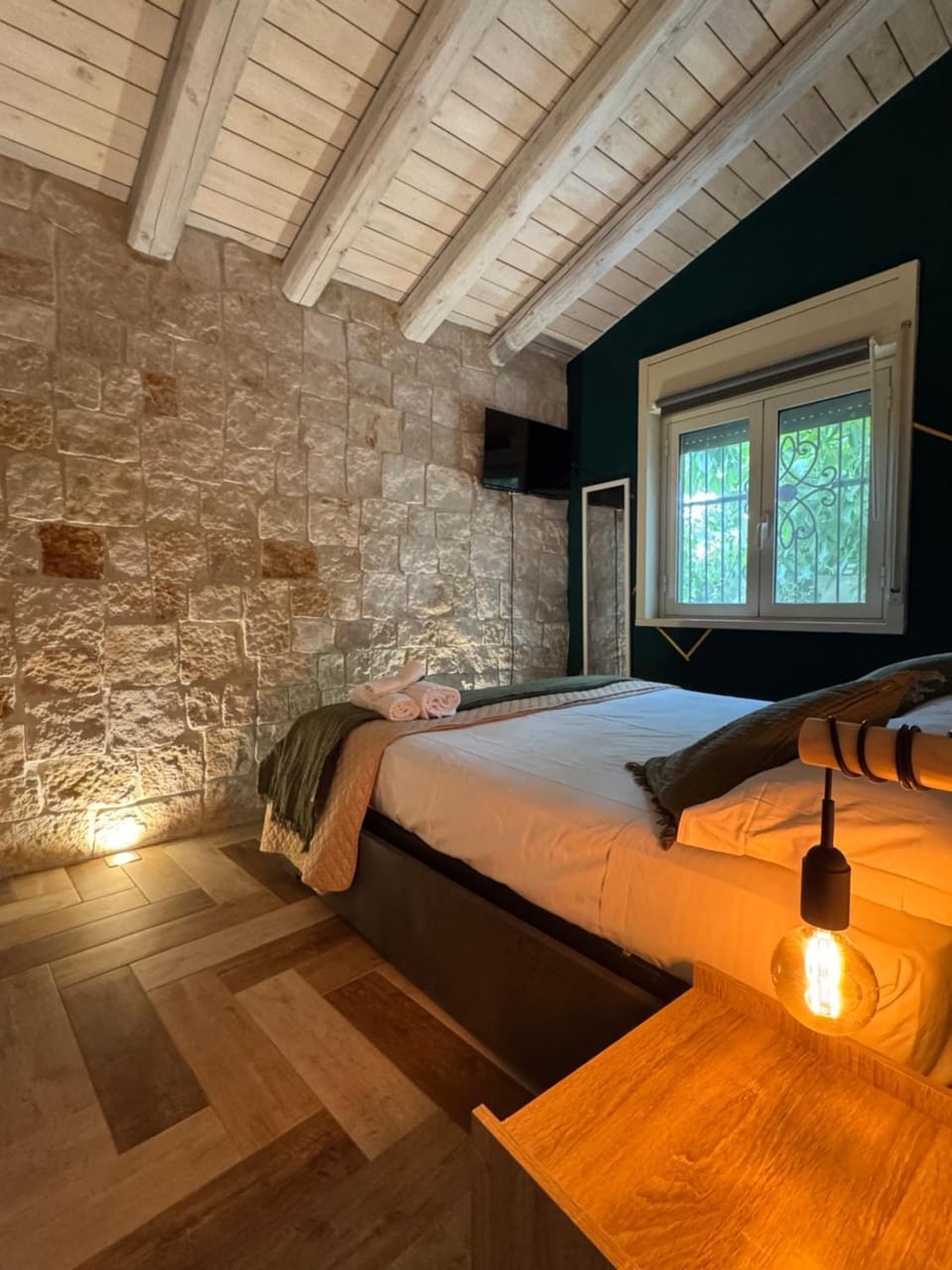Bed, TV and multimedia, Photo of the whole room, Bedroom