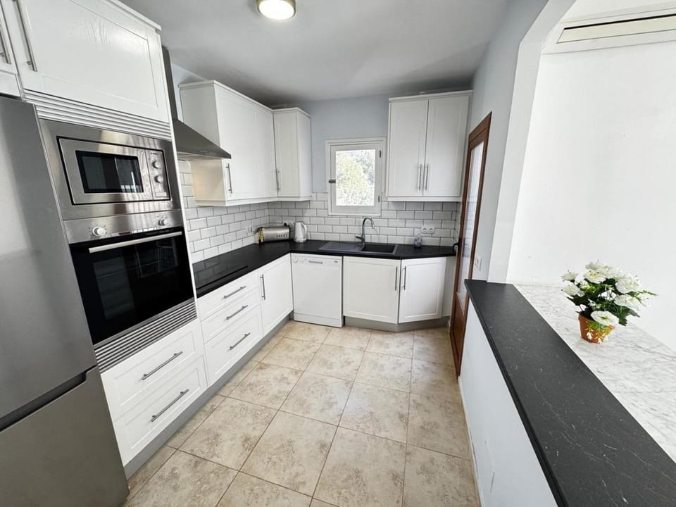 Kitchen or kitchenette, dishwasher, stove