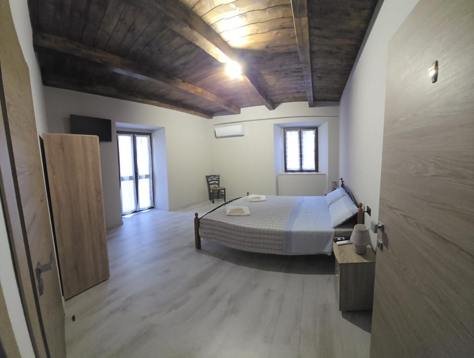 TV and multimedia, Photo of the whole room, Bedroom, wardrobe, air conditioner