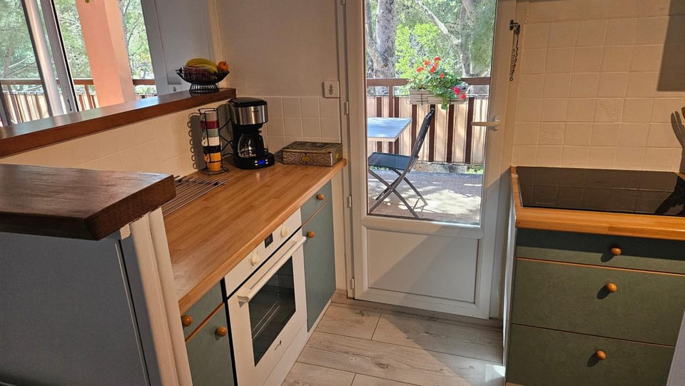 Kitchen or kitchenette, oven, stove