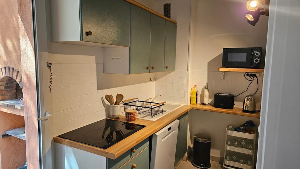 Coffee/tea facilities, Kitchen or kitchenette, dishwasher, stove
