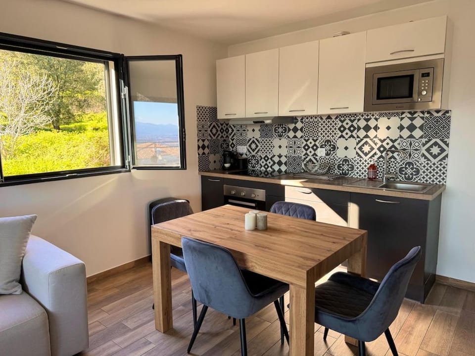Charming 2-bedroom with sea and mountain views Apartment in Bastia