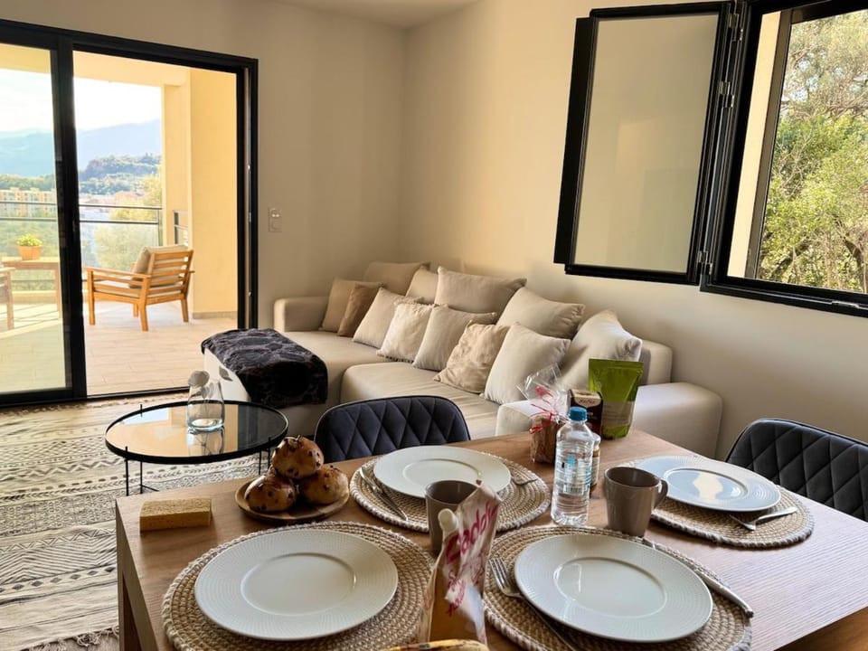 Charming 2-bedroom with sea and mountain views Apartment in Bastia