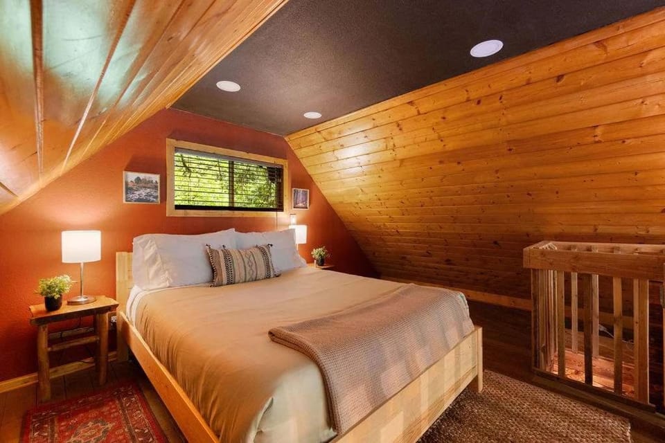 Luna's A-Frame - River & Spa House in Washington