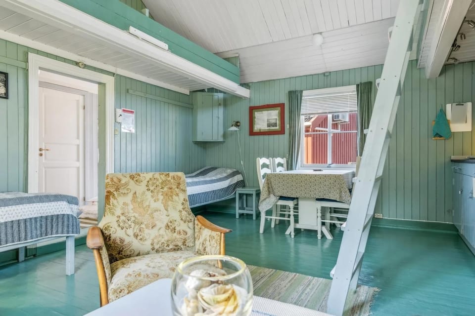 Bed, Living room, Photo of the whole room, Seating area, Dining area