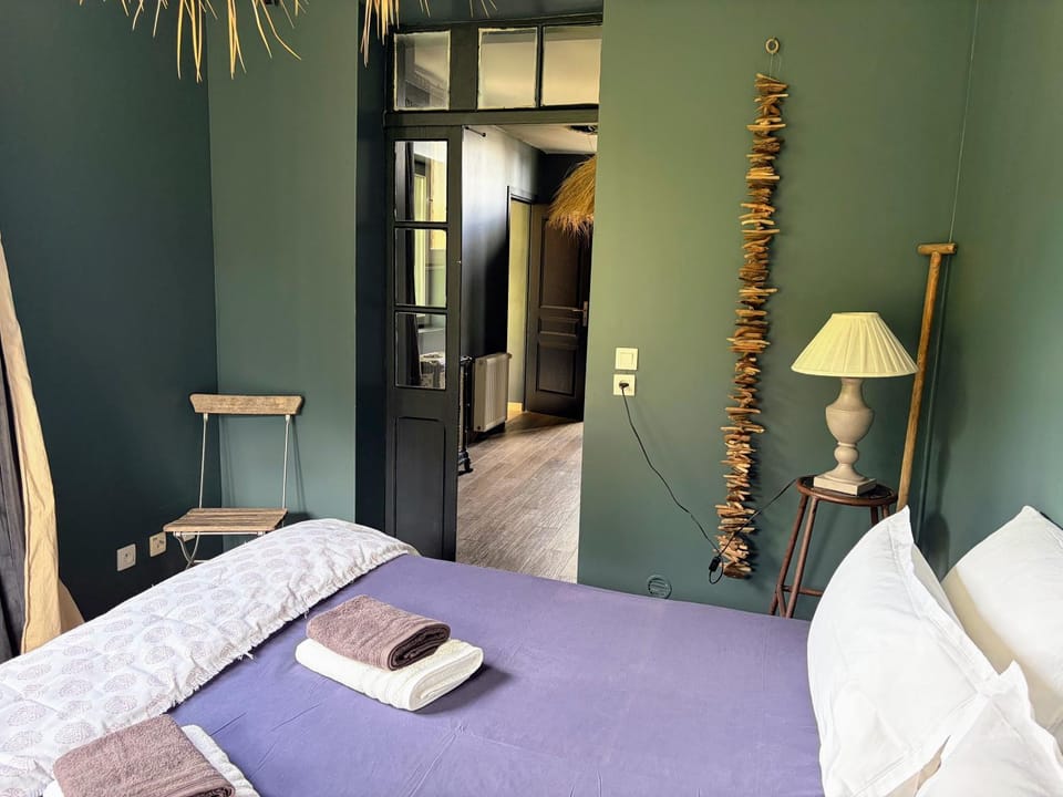 Photo of the whole room, Bedroom