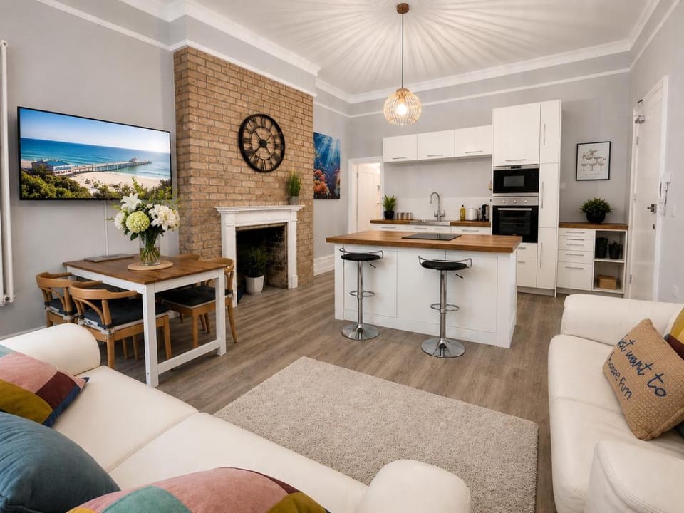 Communal lounge/ TV room, TV and multimedia, Kitchen or kitchenette, Lounge or bar, Dining area