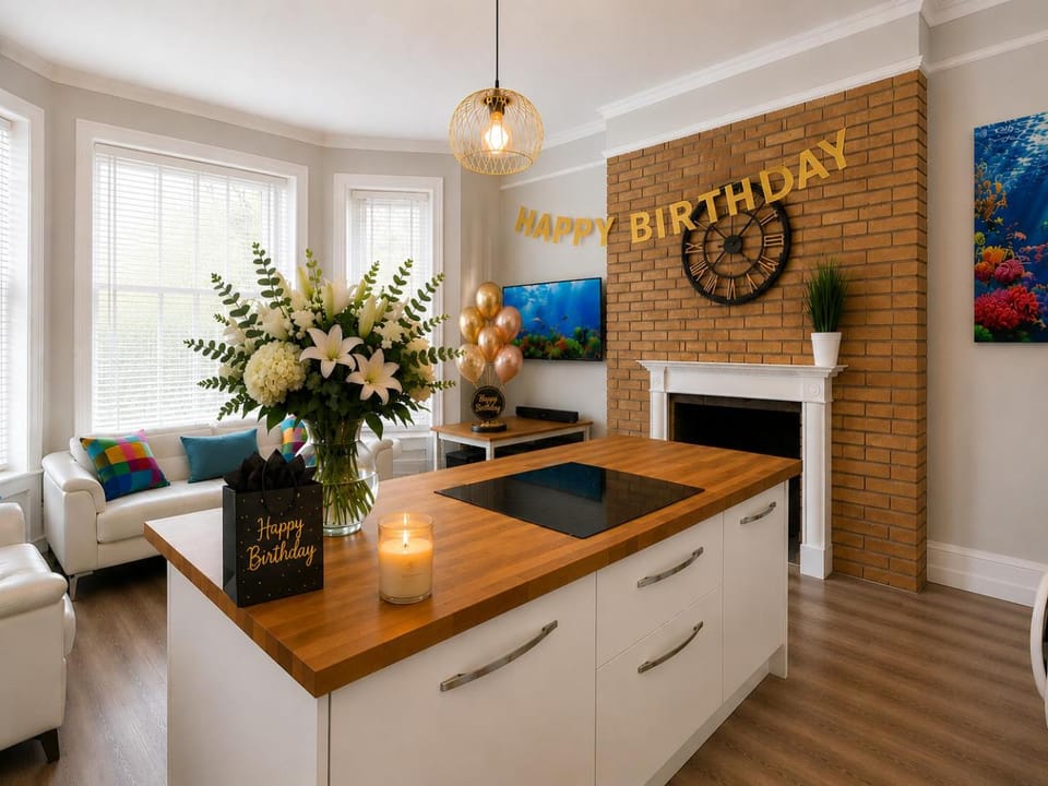 Coffee/tea facilities, Kitchen or kitchenette, Lounge or bar, Dining area
