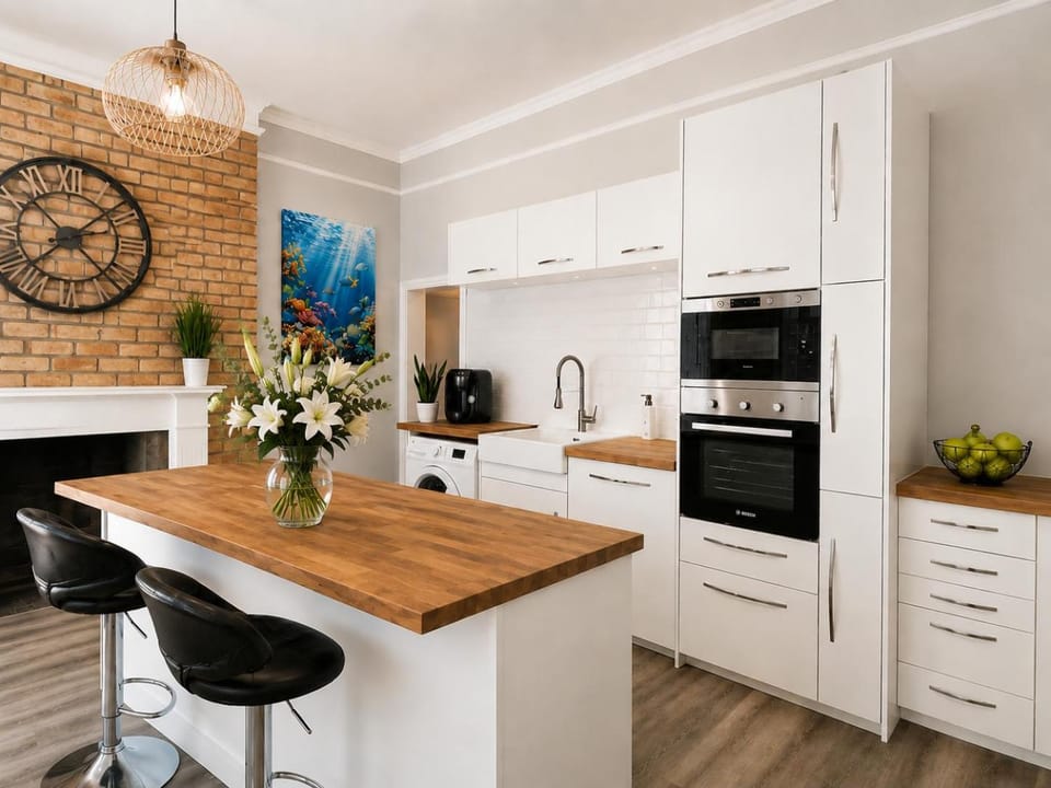 Coffee/tea facilities, dishwasher, oven, stove, washing machine