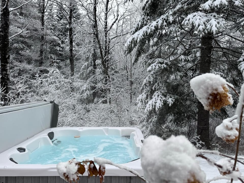 1800OR Unique 'yurt' home in Bretton Woods 1 mi to skiing firepit foosball beach Hot tub House in Carroll