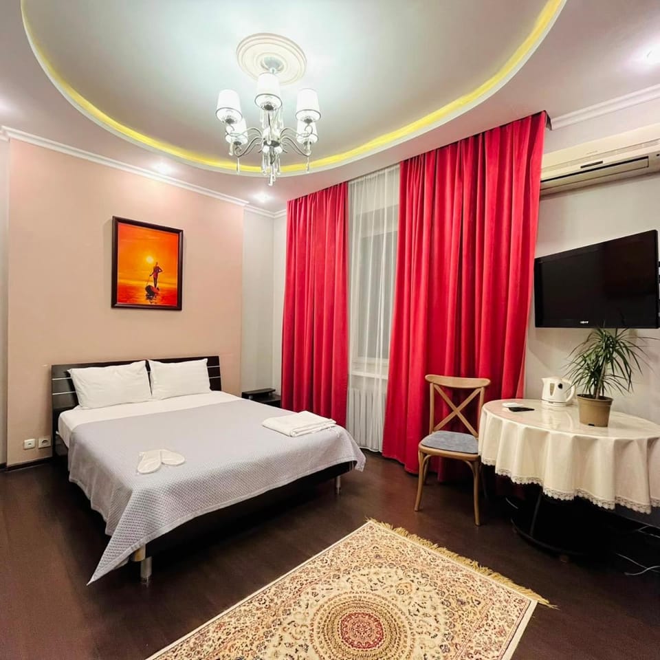 Bed, TV and multimedia, Living room, Photo of the whole room, Seating area, Bedroom