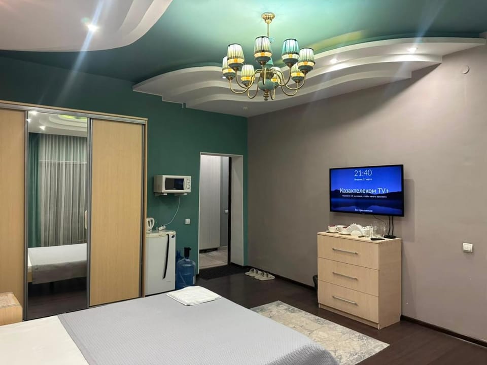 Bed, TV and multimedia, Photo of the whole room, wardrobe, air conditioner
