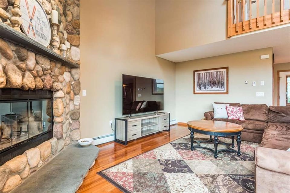 V3 Gorgeous Ski-In Mountain View Townhouse with Amazing views in Bretton Woods House in Carroll
