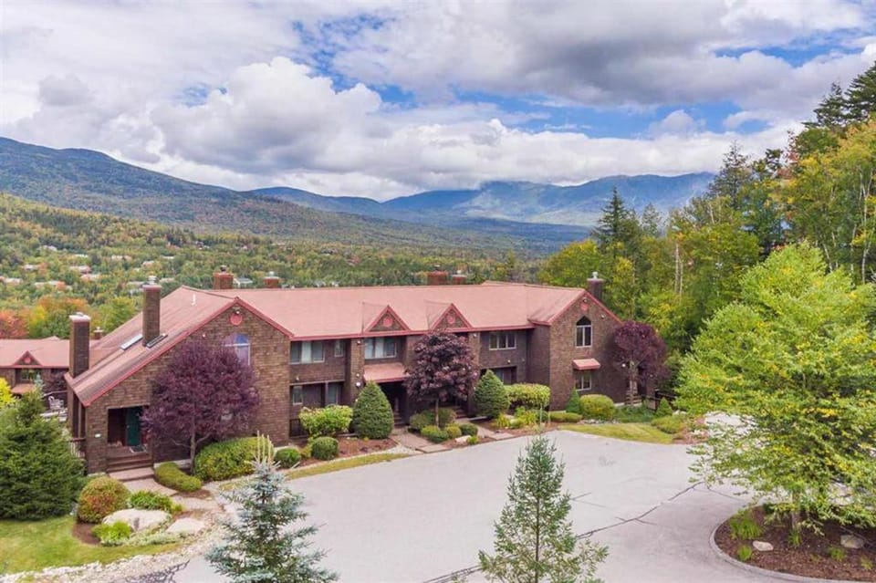 V3 Gorgeous Ski-In Mountain View Townhouse with Amazing views in Bretton Woods House in Carroll