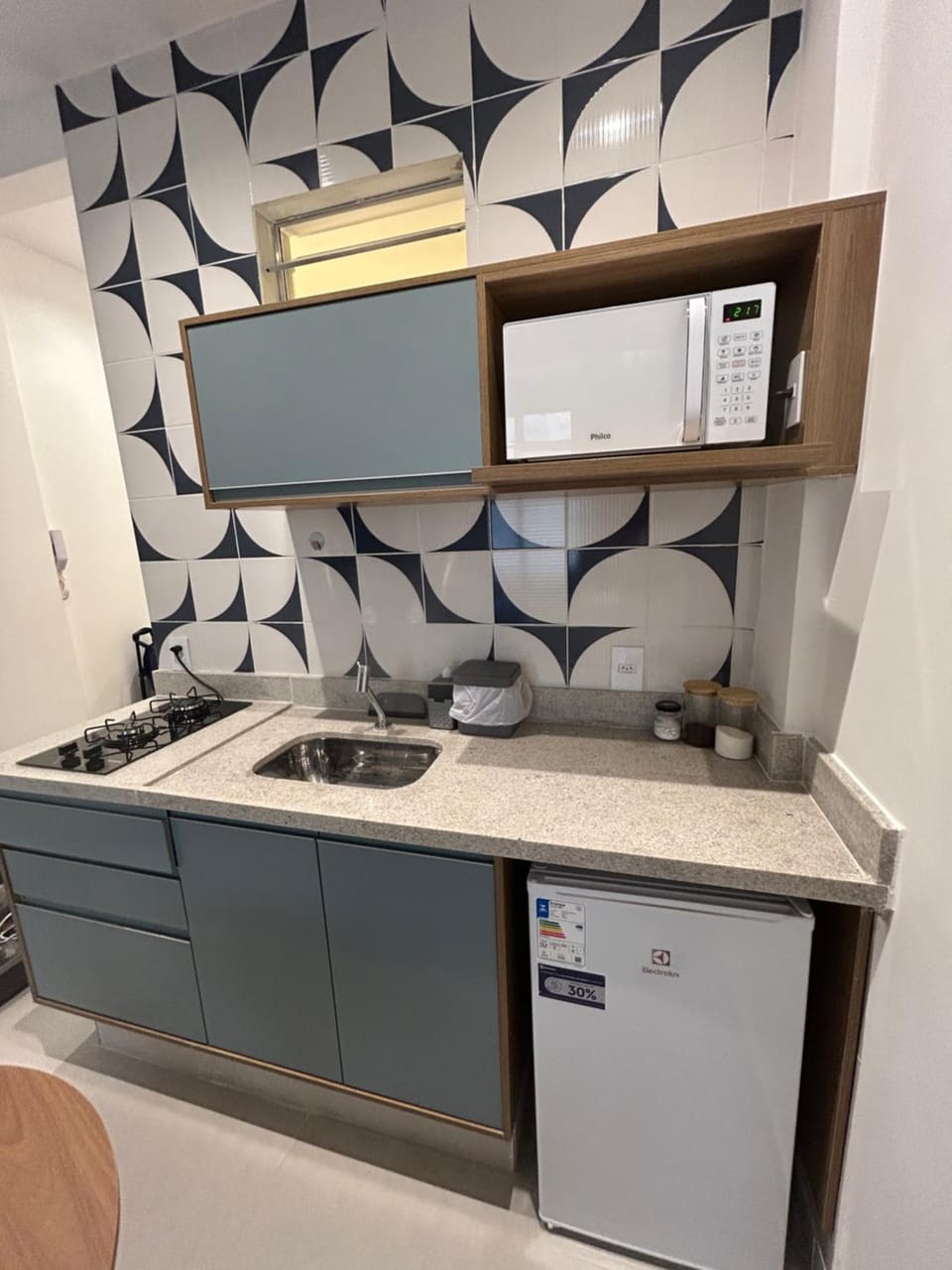 Kitchen or kitchenette, microwave, minibar, stove