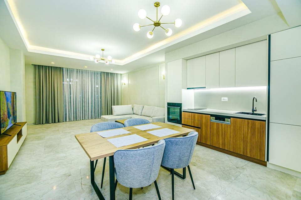 Kitchen or kitchenette, Dining area, oven