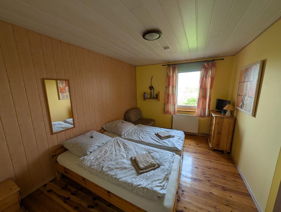 Bed, Photo of the whole room, Bedroom, towels