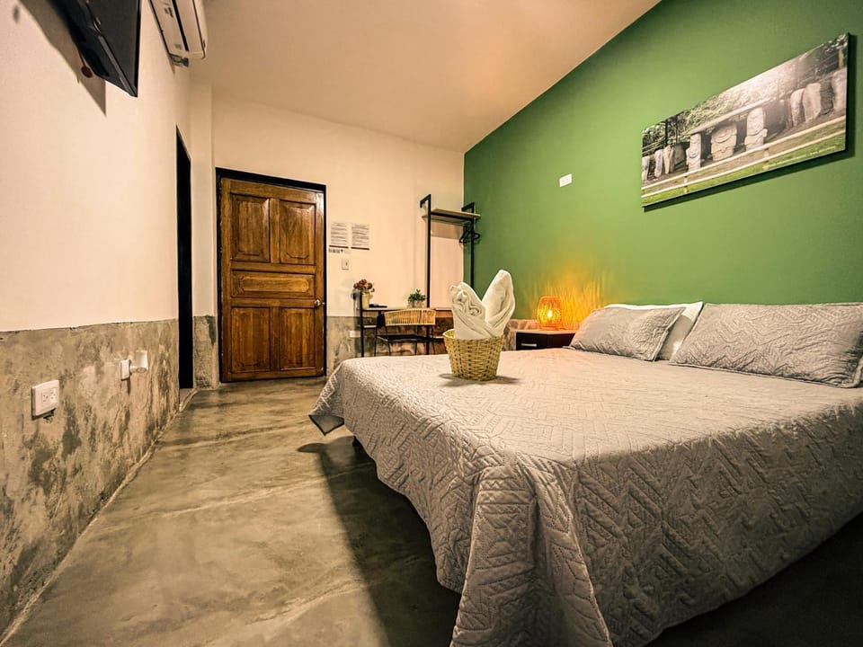 Bed, TV and multimedia, Photo of the whole room, Bedroom