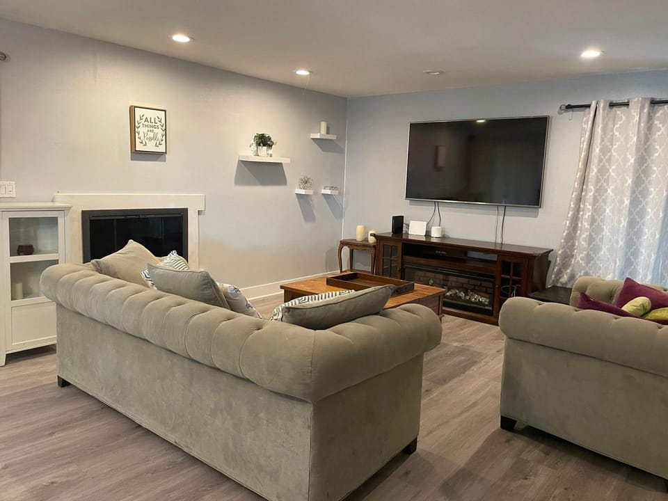 5 Bedroom House with fabulous mountain views House in Hacienda Heights